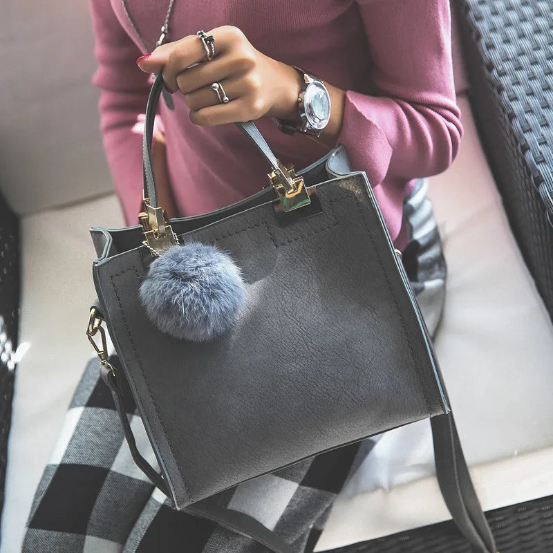 Bolsa de Viagem Feminina Luxo | Ombro e Tiracolo com Charme Pompom