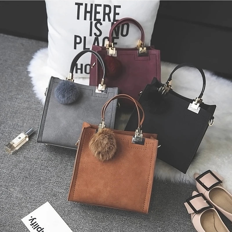 Bolsa de Viagem Feminina Luxo | Ombro e Tiracolo com Charme Pompom
