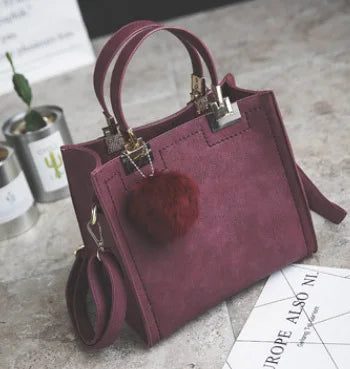 Bolsa de Viagem Feminina Luxo | Ombro e Tiracolo com Charme Pompom