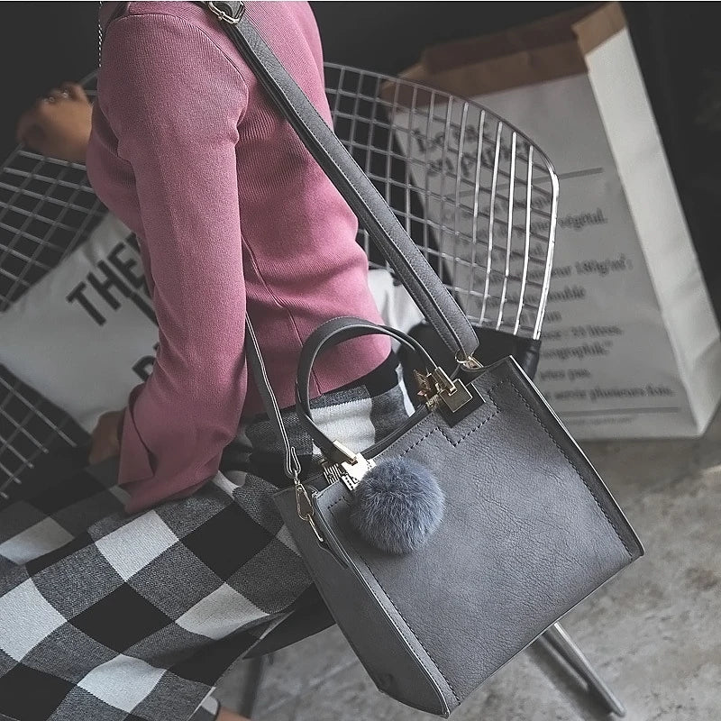 Bolsa de Viagem Feminina Luxo | Ombro e Tiracolo com Charme Pompom