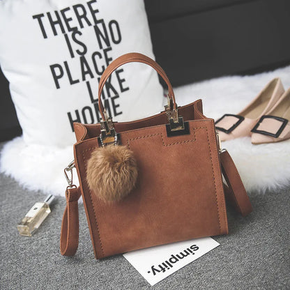 Bolsa de Viagem Feminina Luxo | Ombro e Tiracolo com Charme Pompom