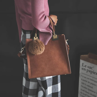 Bolsa de Viagem Feminina Luxo | Ombro e Tiracolo com Charme Pompom