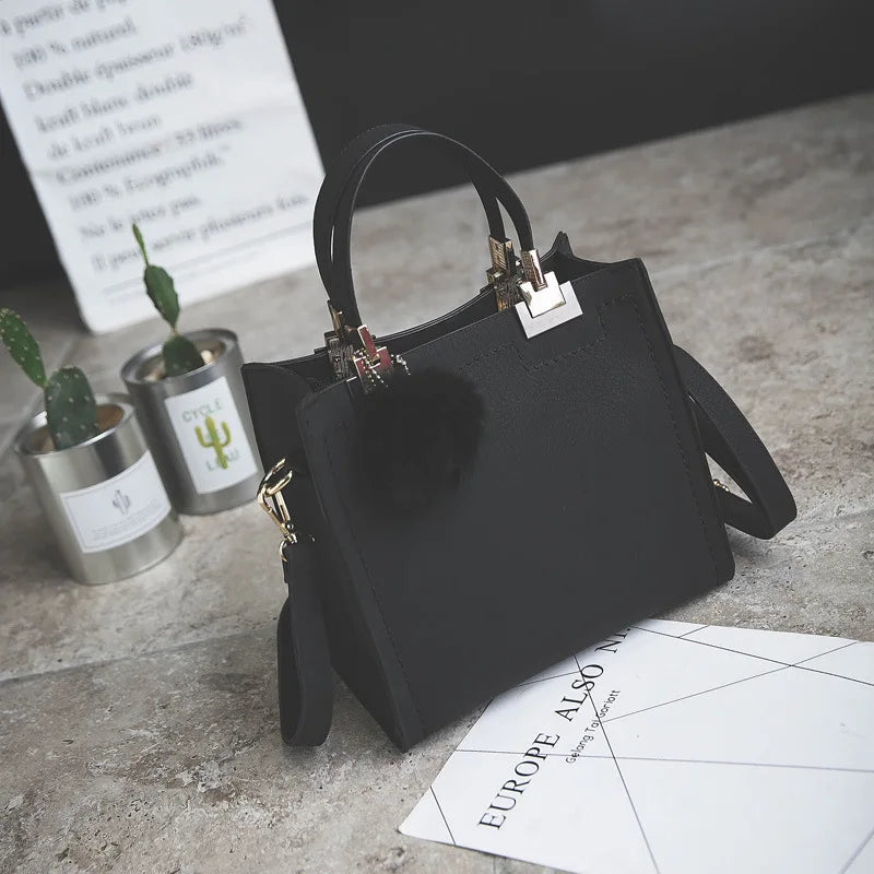 Bolsa de Viagem Feminina Luxo | Ombro e Tiracolo com Charme Pompom
