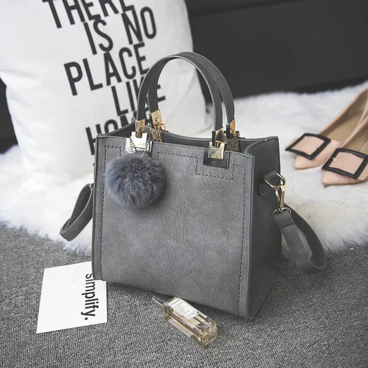 Bolsa de Viagem Feminina Luxo | Ombro e Tiracolo com Charme Pompom